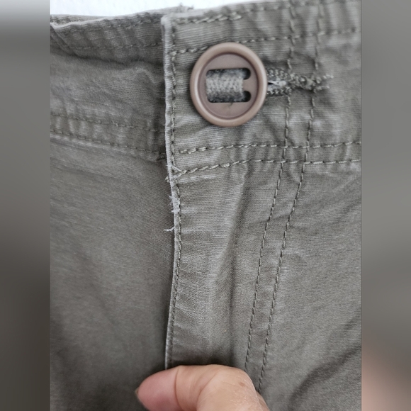 Cabela's Women's Cargo Shorts 7 Pockets Embroidered Logo on Front Pocket Size 18 - Picture 4 of 11
